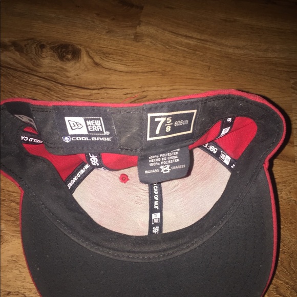 Red cap - Picture 2 of 4